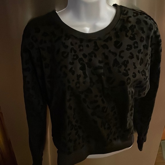 Snow Leopard Sweatshirt 🖤🐆 - Picture 4 of 12